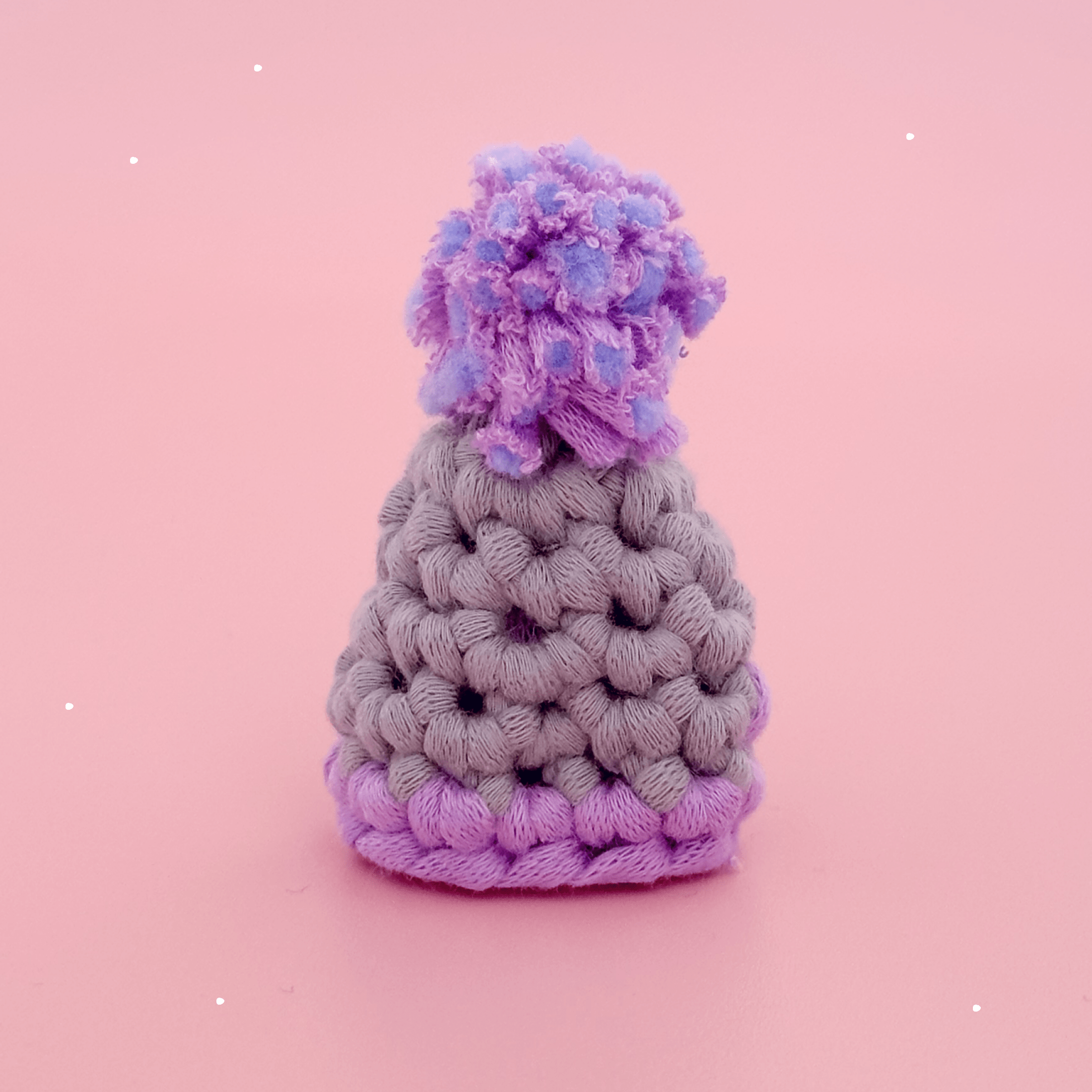 55 Stück Mini-Mützen Im Set – Bunte Wollmützen Für DIY, Basteln, Puppen & Deko – Handgemachte Häkelmützen Als Schmuckanhänger Oder Partydeko, Mischfarben, 5x3 Cm